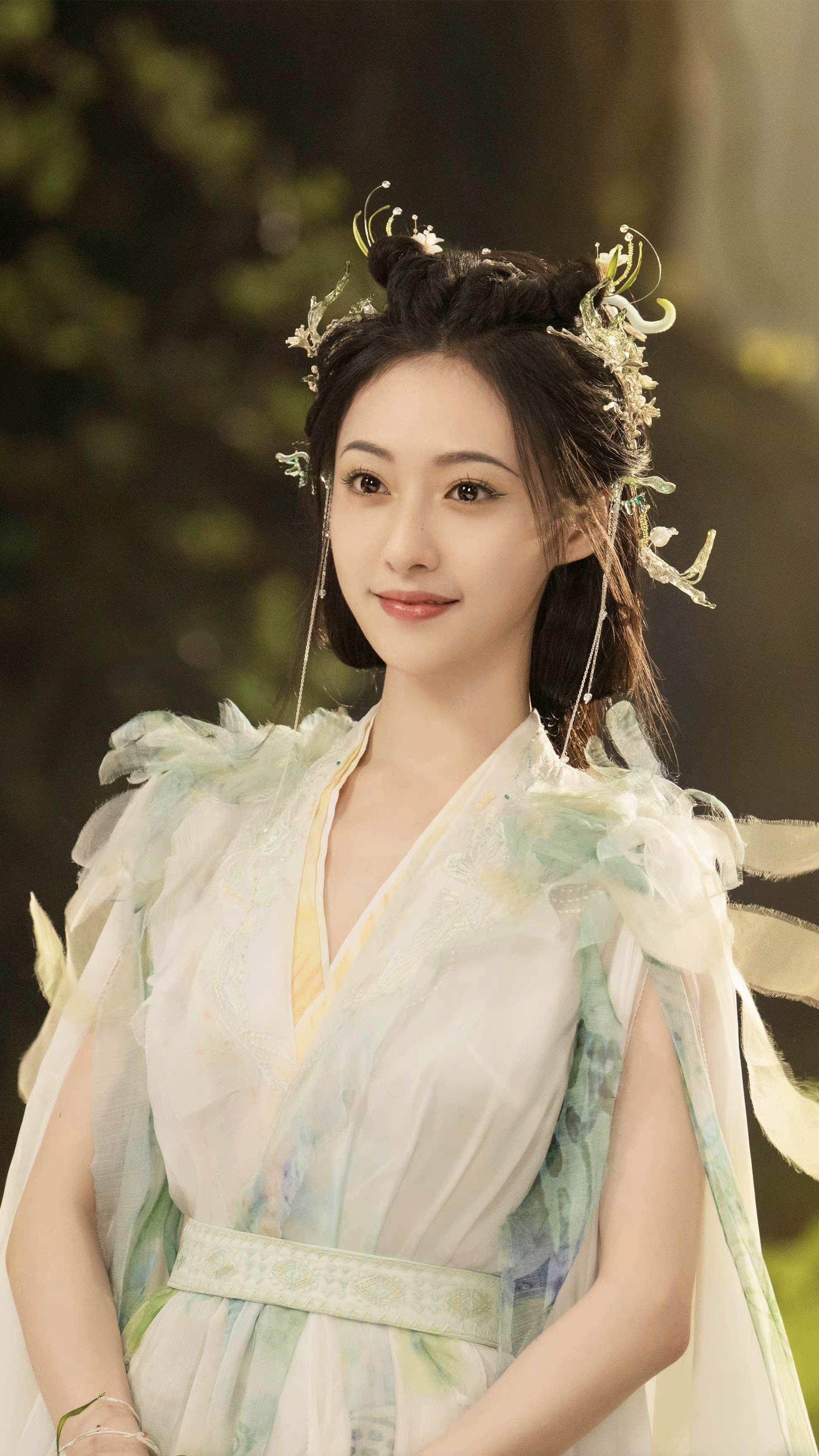 The Comfort of Traditional Hanfu for a 10-Year-Old Girl on a Summers Day The Comfort of Traditional Hanfu for a 10-Year-Old Girl on a Summers Day