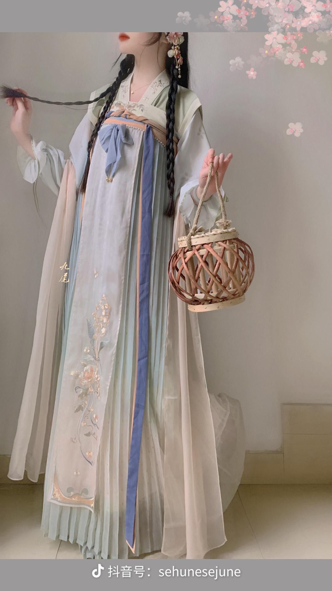 Children in Hanfu Outer Robes with a Touch of纱衣 The Beauty of Traditional Chinese Childrenswear Children in Hanfu Outer Robes with a Touch of纱衣 The Beauty of Traditional Chinese Childrenswear