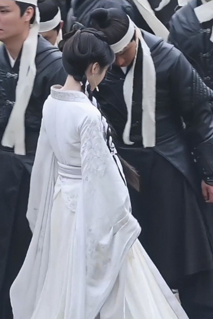 The Charm of the Traditional Intersection of Hanfu Dress:A Tale of a Collar-Clad Skirt The Charm of the Traditional Intersection of Hanfu Dress:A Tale of a Collar-Clad Skirt