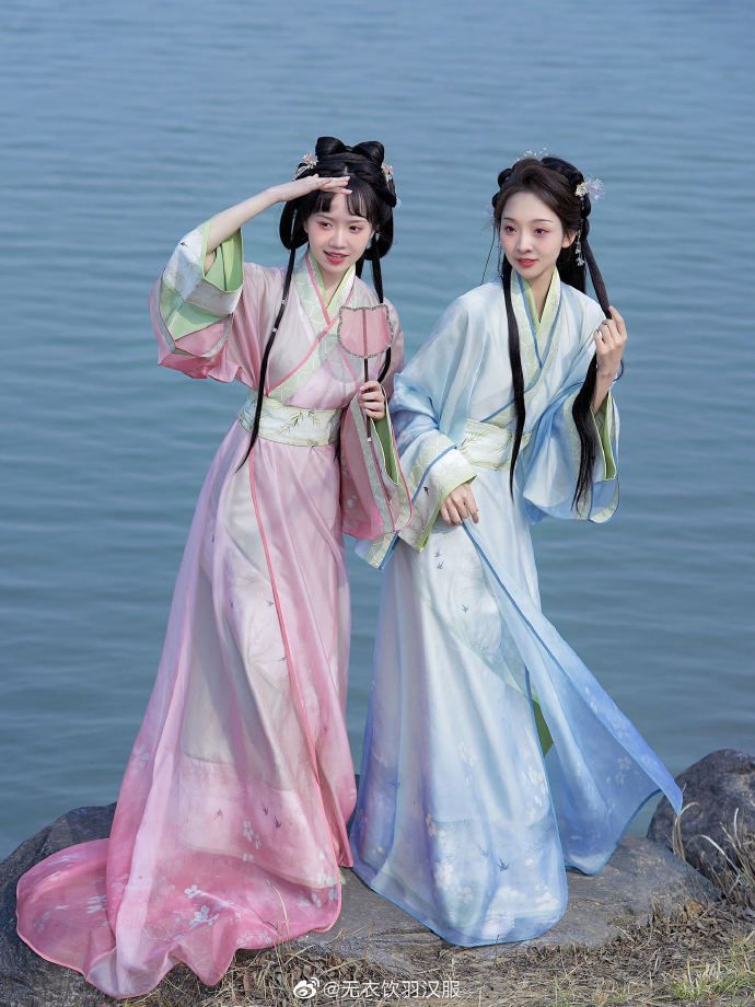 Embracing Elegance:Womens Cheongsam Accessorized with Necklaces and Jewelry Embracing Elegance:Womens Cheongsam Accessorized with Necklaces and Jewelry