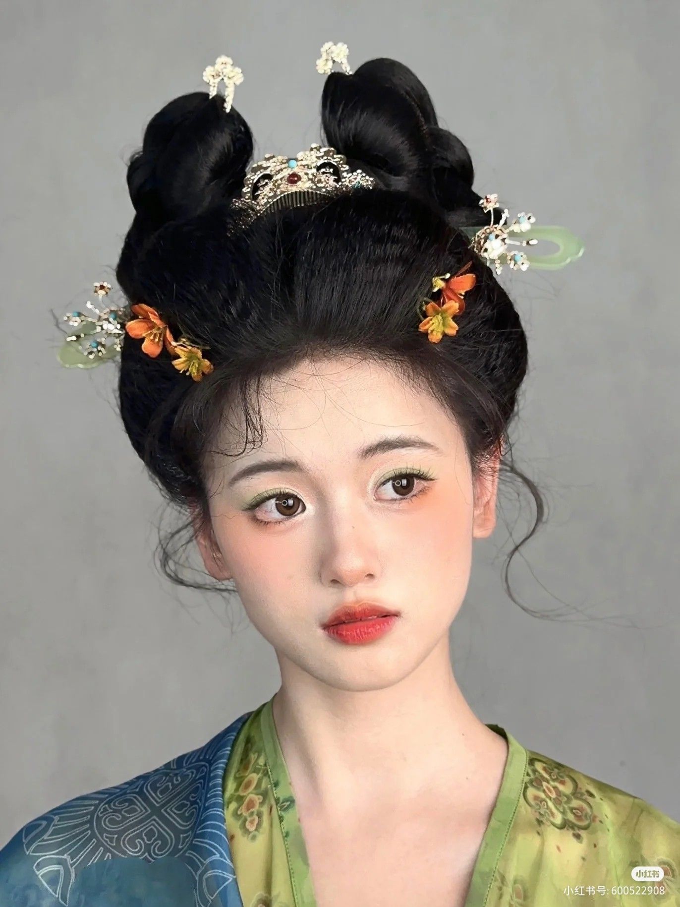 Embracing the Pear Shape:The Art of Styling a Cheongsam for Curvier Figures Embracing the Pear Shape:The Art of Styling a Cheongsam for Curvier Figures