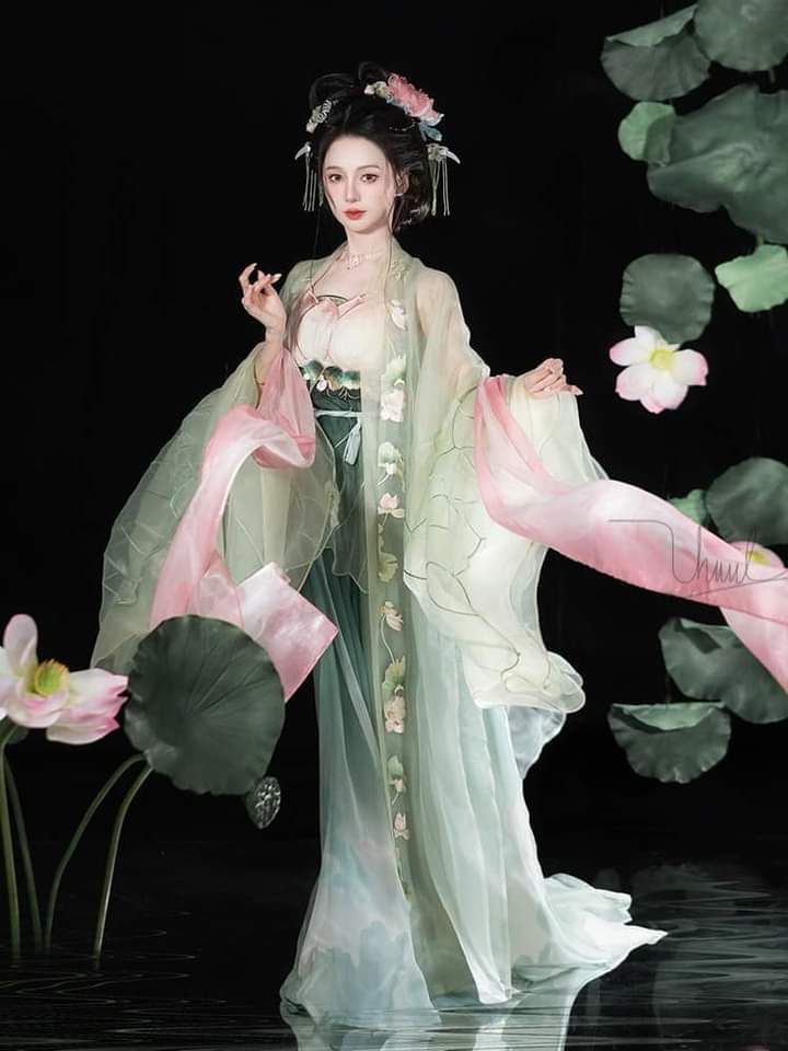 Elegance in Silk and Gold:The Story of Qipao with Golden Silk Plush Elegance in Silk and Gold:The Story of Qipao with Golden Silk Plush