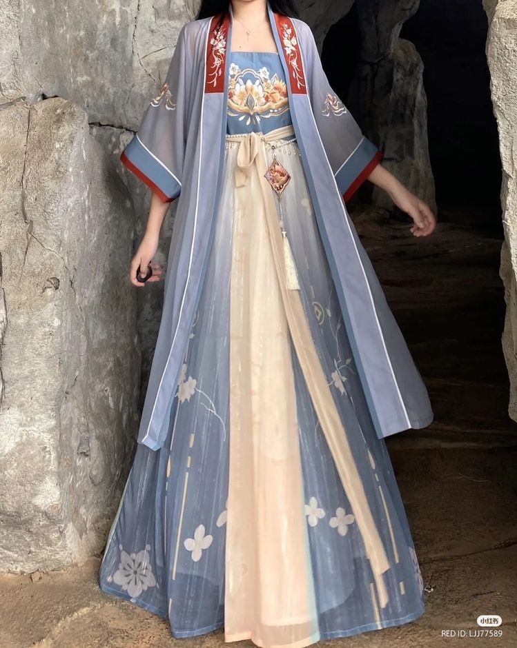 Traditional Tangzhuang Fashion for Modern Youth:A Blend of Heritage and Style Traditional Tangzhuang Fashion for Modern Youth:A Blend of Heritage and Style