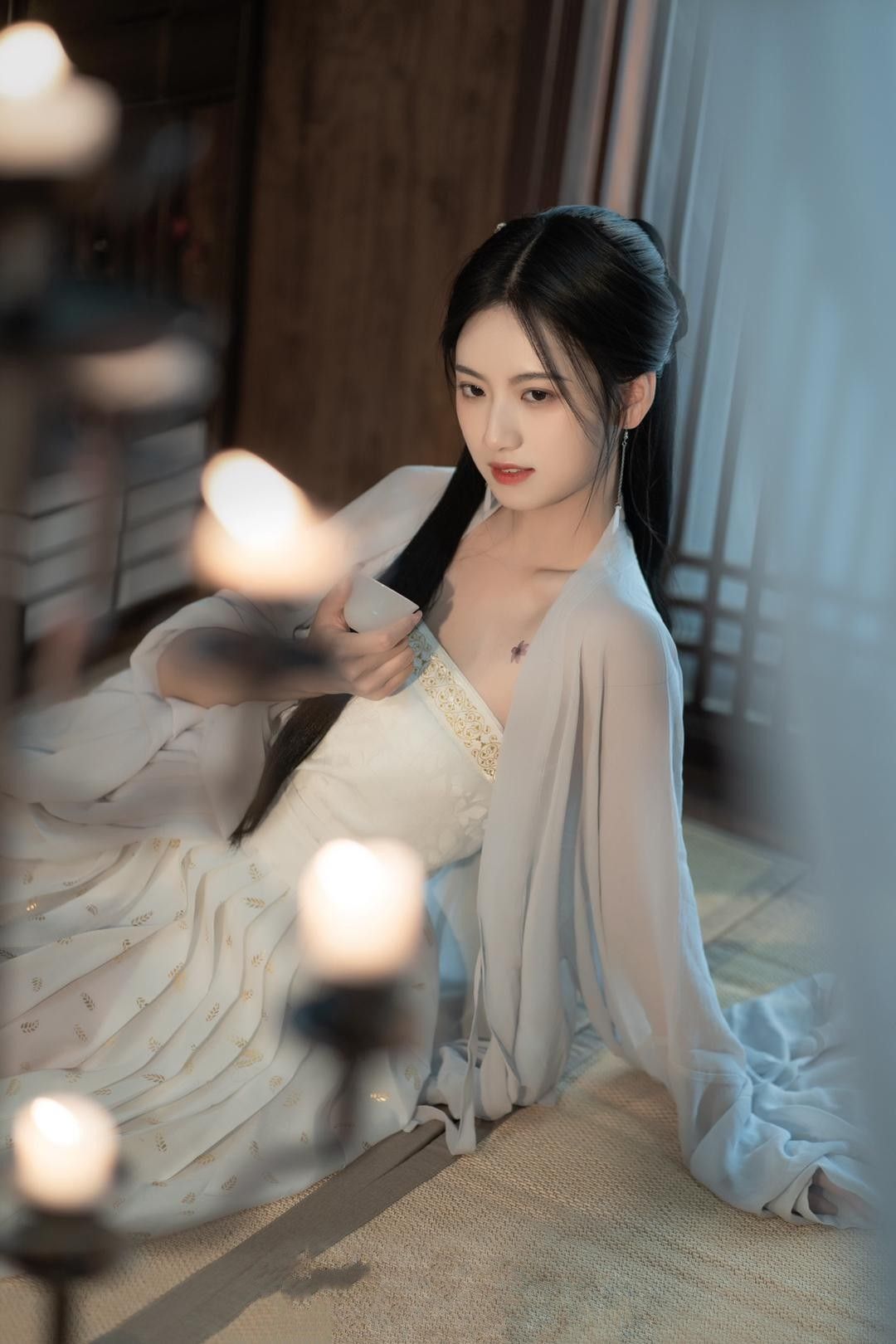 Reimagining the Traditional Cheongsam:Innovations in Design for the Long,Slit-Style Cheongsam Reimagining the Traditional Cheongsam:Innovations in Design for the Long,Slit-Style Cheongsam