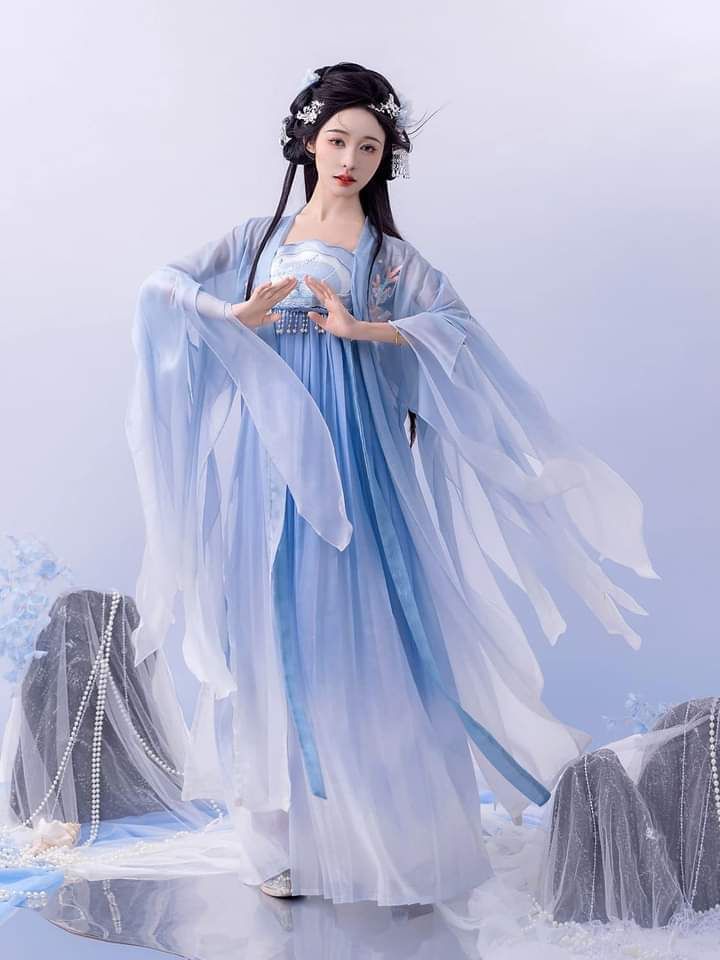 The Art of Combing a Horseface Skirt with Traditional Chinese Tops The Art of Combing a Horseface Skirt with Traditional Chinese Tops