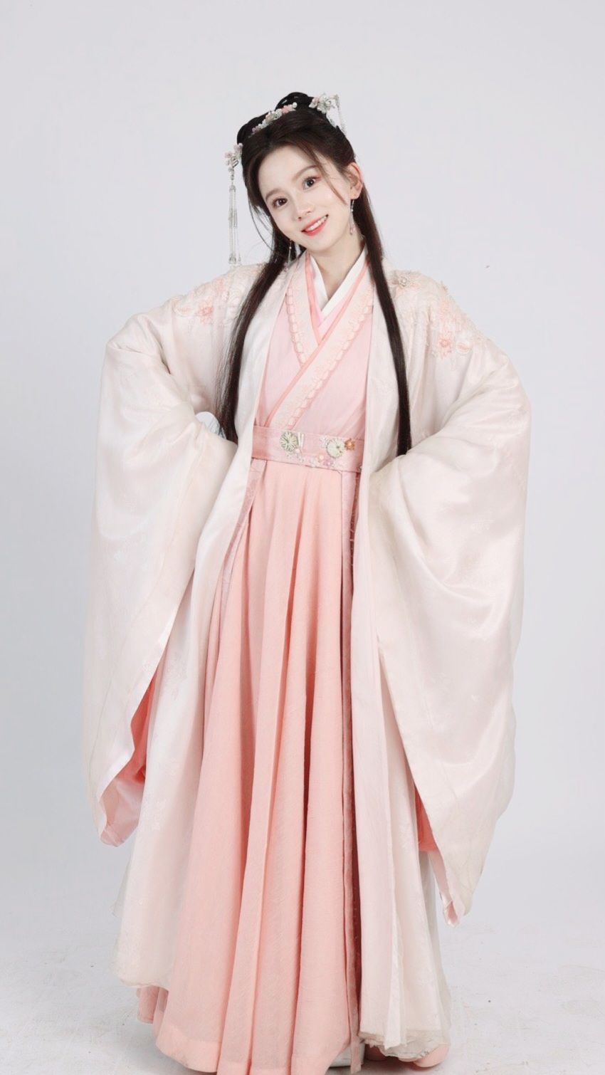 The Splendor of Hanfu Cheongsam:A Closer Look at the Snowy Chiffon Top The Splendor of Hanfu Cheongsam:A Closer Look at the Snowy Chiffon Top