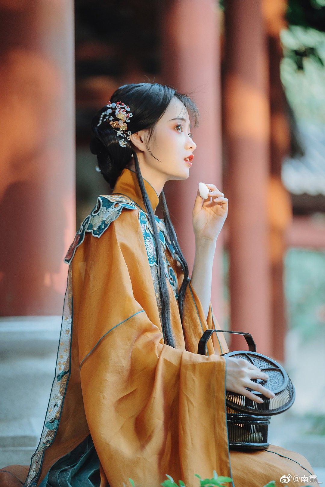 Childrens Classical Cheongsam Performance:A Glimpse into the Splendor of Traditional Culture Childrens Classical Cheongsam Performance:A Glimpse into the Splendor of Traditional Culture