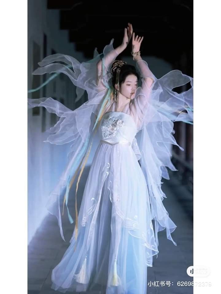 Modern Chinese Champagne-Hued Sleeveless Cheongsam as a Toast-Worthy Ceremonial Outfit