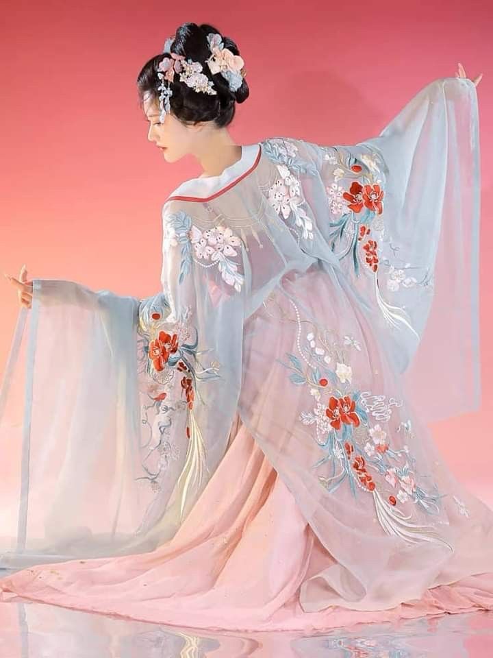The Little Girl in a Hanfu Costume:Change,the Moon Goddess The Little Girl in a Hanfu Costume:Change,the Moon Goddess