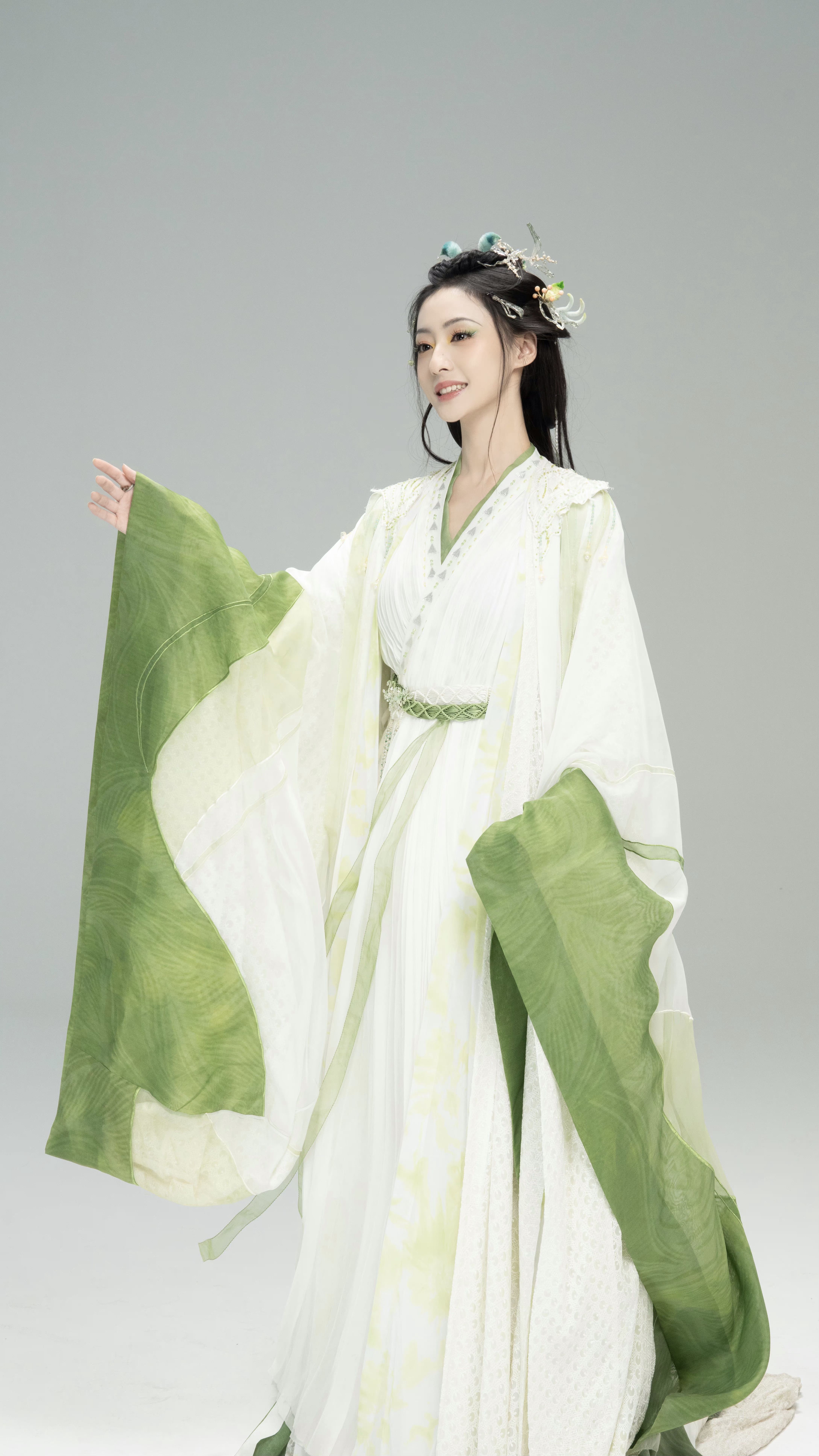 Green Hair Ornaments for Hanfu-Styled Girl:A Glimpse into the Traditional Beauty Green Hair Ornaments for Hanfu-Styled Girl:A Glimpse into the Traditional Beauty