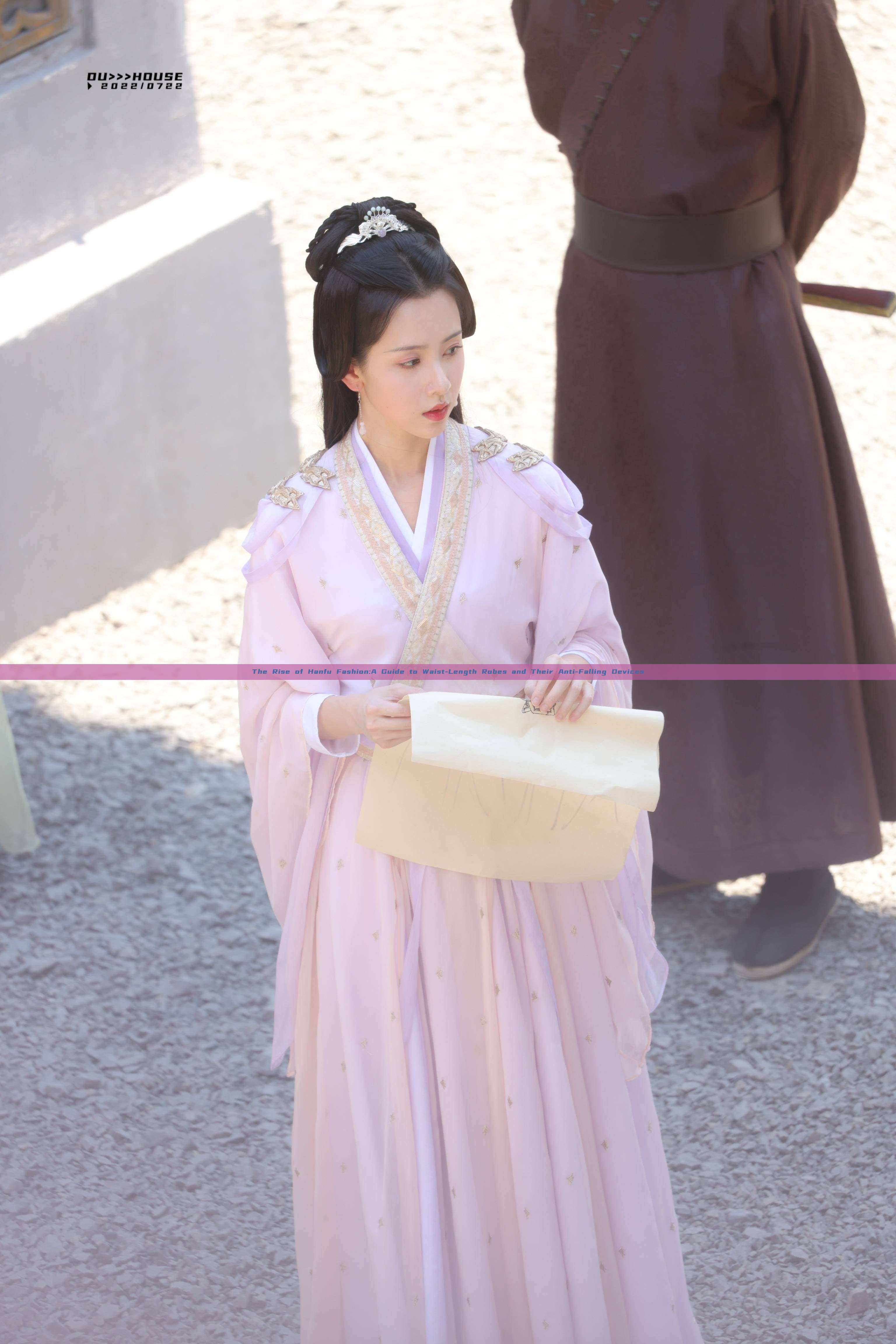 The Rise of Hanfu Fashion:A Guide to Waist-Length Robes and Their Anti-Falling Devices The Rise of Hanfu Fashion:A Guide to Waist-Length Robes and Their Anti-Falling Devices