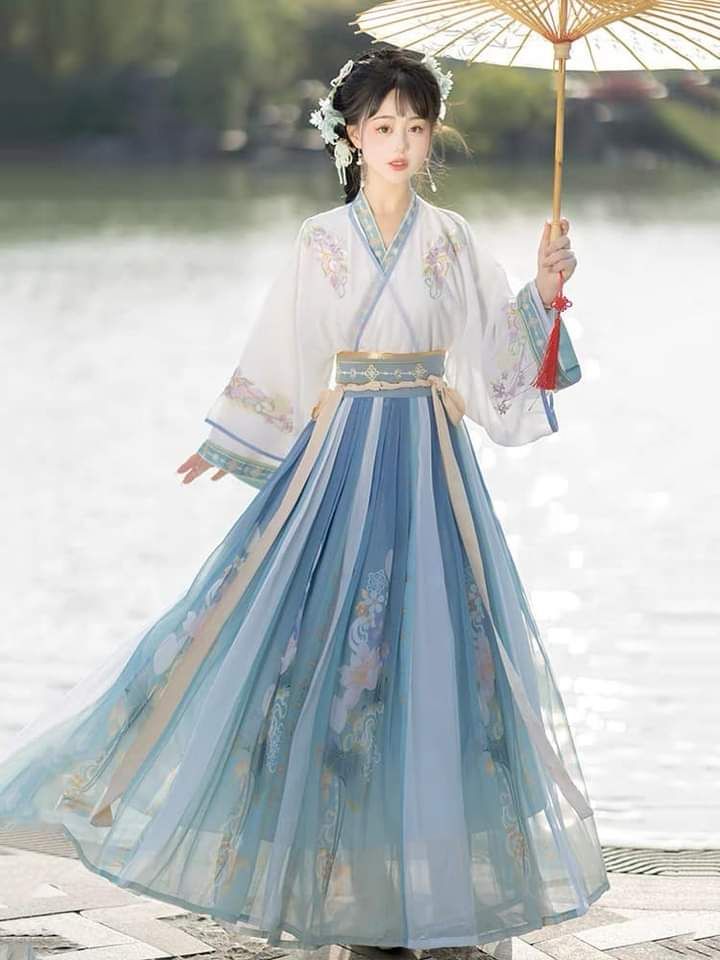 The Splendor of Hanfu Accessories:A Close Examination of the Chest-Worn Ornaments The Splendor of Hanfu Accessories:A Close Examination of the Chest-Worn Ornaments