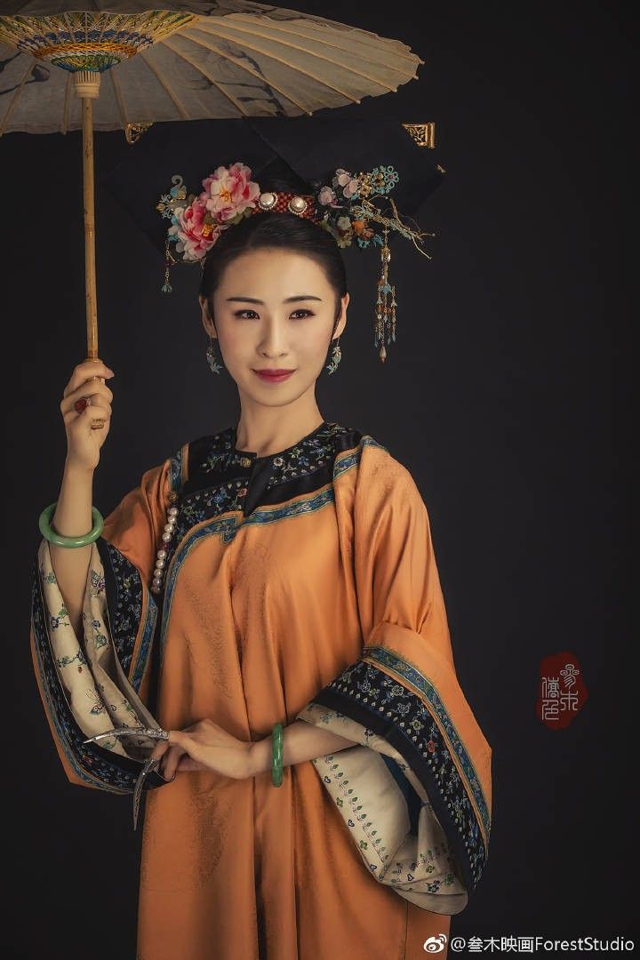 Embroidered Blossom Headpieces for Traditional Chinese Cheongsam:A Guide to Perfection Embroidered Blossom Headpieces for Traditional Chinese Cheongsam:A Guide to Perfection