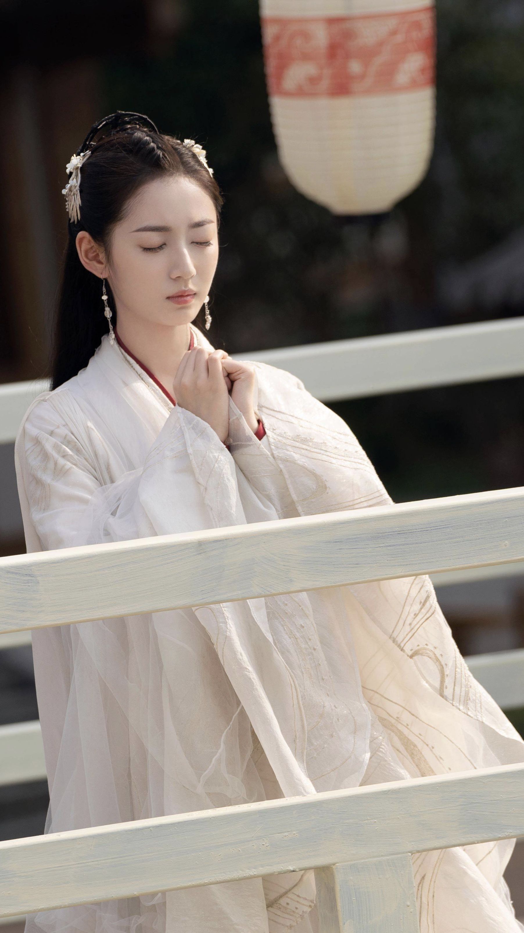 Modernizing the Cheongsam:A Youthful,White Style for Teen Girls Modernizing the Cheongsam:A Youthful,White Style for Teen Girls
