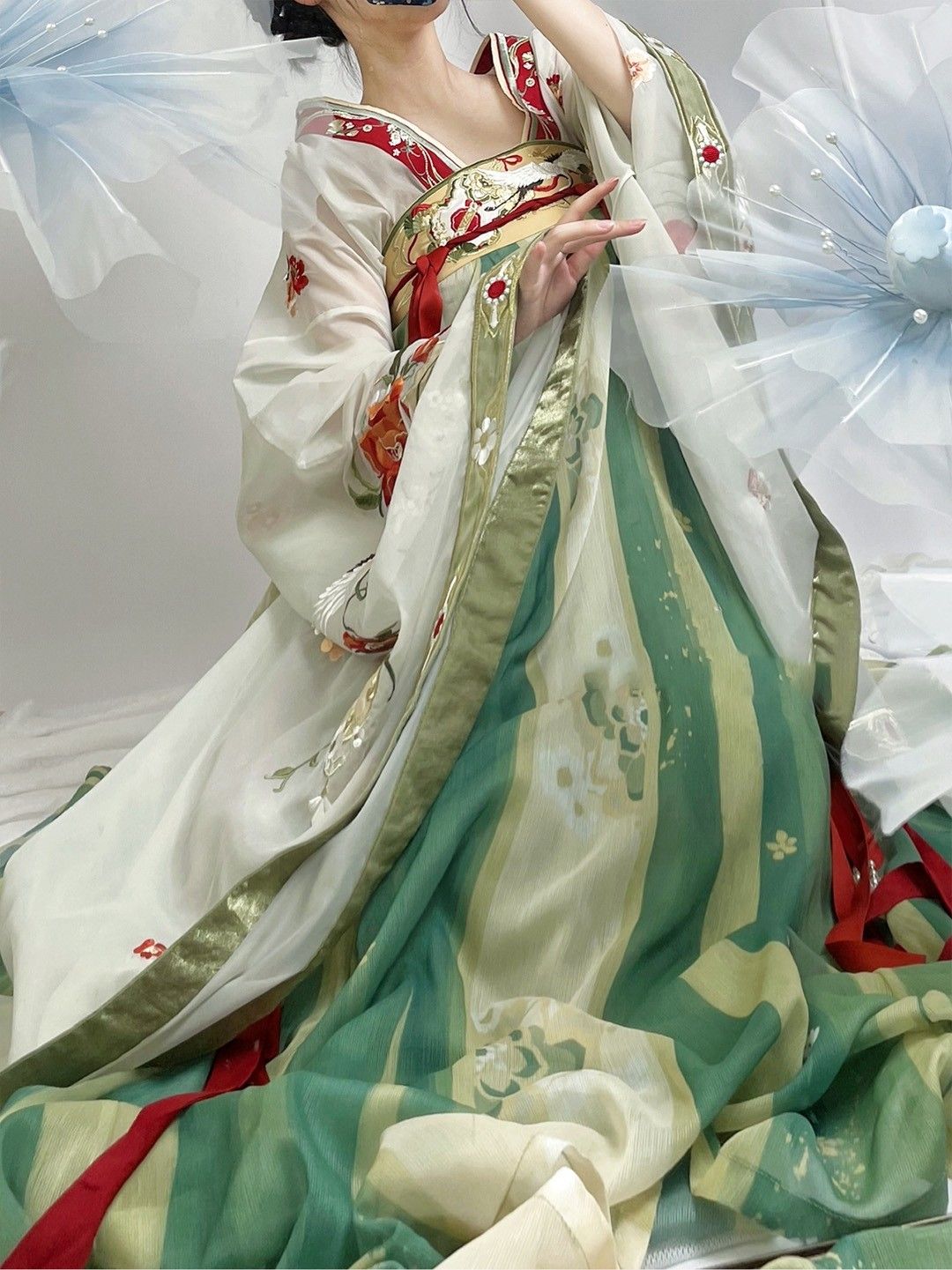 The Splendid Charm of ShuixiúWater Sleeve)in Traditional Chinese Hanfu Costumes The Splendid Charm of ShuixiúWater Sleeve)in Traditional Chinese Hanfu Costumes