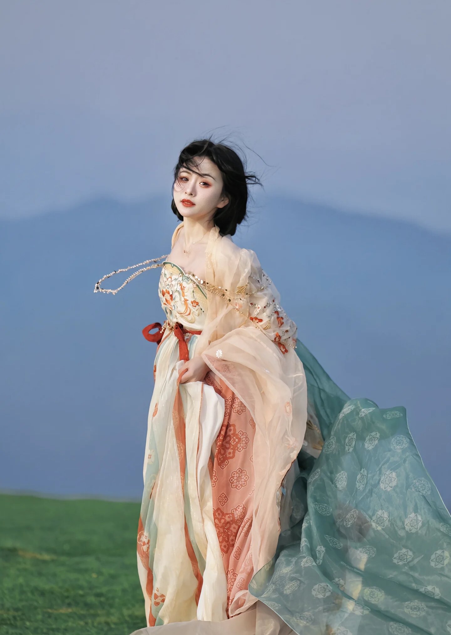 Splendid Splendor:The Rise of Hanfu,the Flower of Human World Splendid Splendor:The Rise of Hanfu,the Flower of Human World