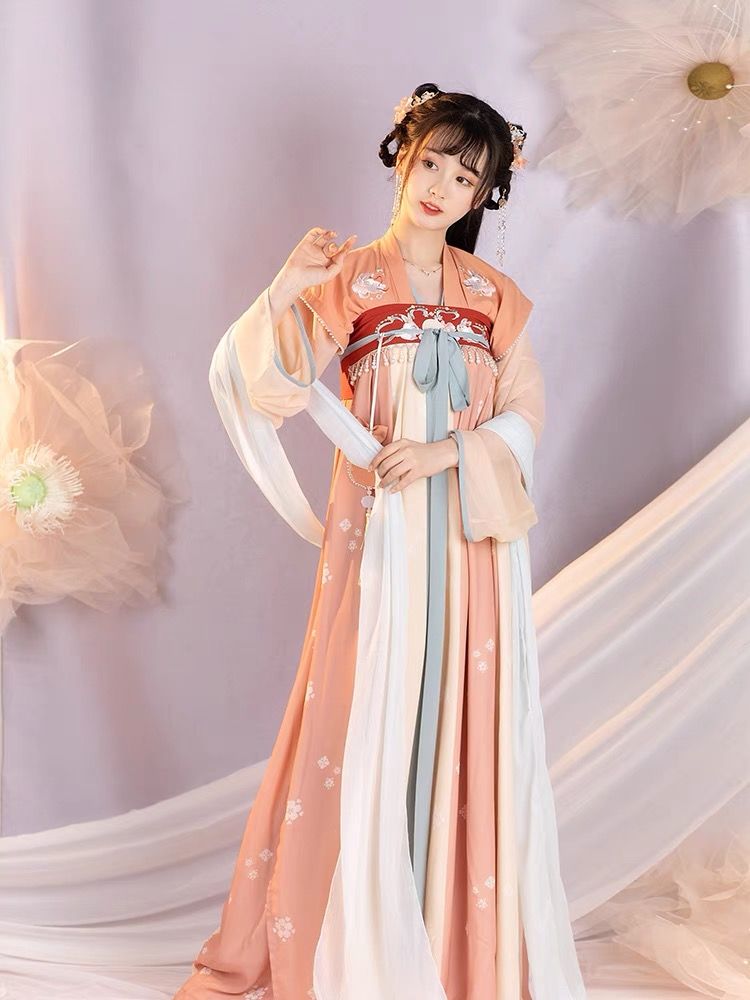 The Art of Pairing Cheongsam with Shoes:A Cultural Perspective The Art of Pairing Cheongsam with Shoes:A Cultural Perspective