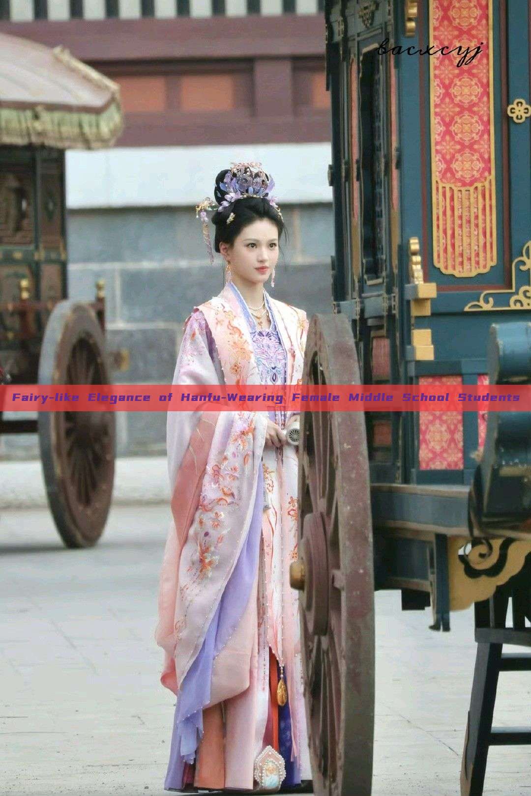 Fairy-like Elegance of Hanfu-Wearing Female Middle School Students Fairy-like Elegance of Hanfu-Wearing Female Middle School Students