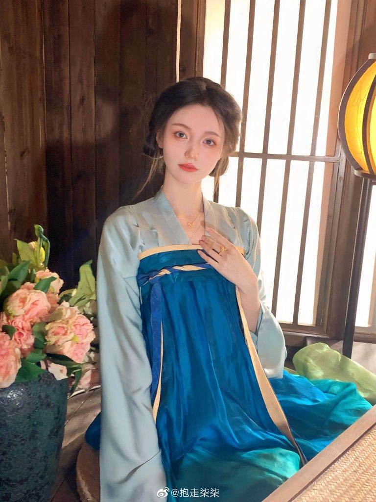 The Charm of Short-Length Cheongsam with Blue and White Porcelain Pattern The Charm of Short-Length Cheongsam with Blue and White Porcelain Pattern