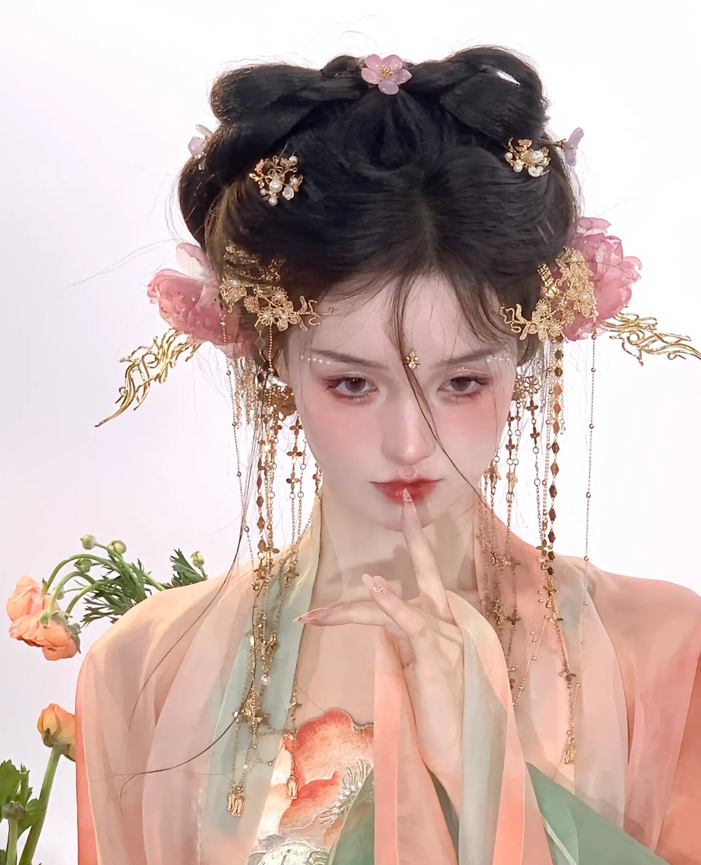 Modernizing Traditional Tangzhuang Cheongsam:A Blend of Ancient Elegance and Modern Comfort Modernizing Traditional Tangzhuang Cheongsam:A Blend of Ancient Elegance and Modern Comfort