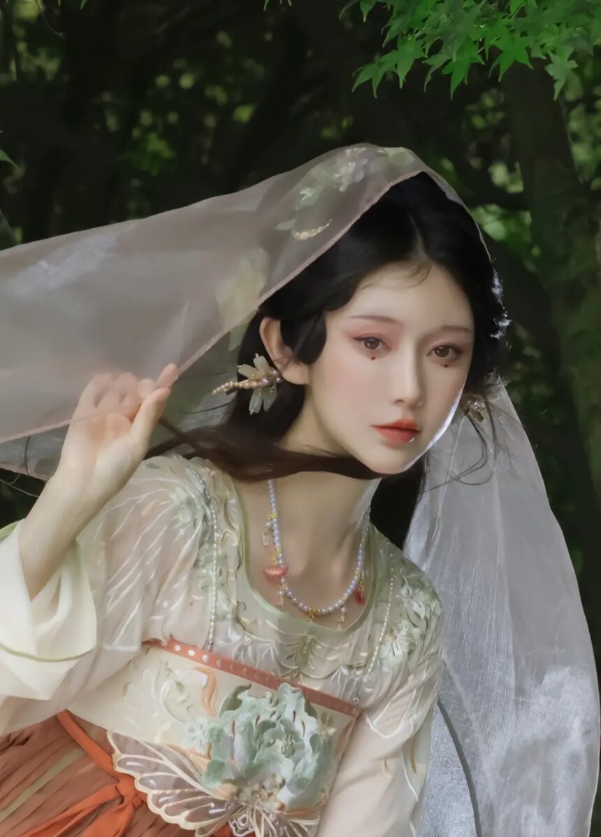 Hanfu Fashion:The Revival of Traditional Chinese Elegance Hanfu Fashion:The Revival of Traditional Chinese Elegance