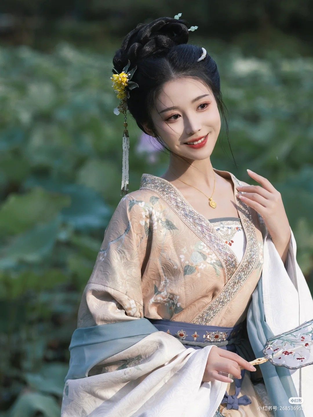 A Fairy-like Girl in Hanfu Fashion:The Rise of a Vintage Chinese Beauty A Fairy-like Girl in Hanfu Fashion:The Rise of a Vintage Chinese Beauty