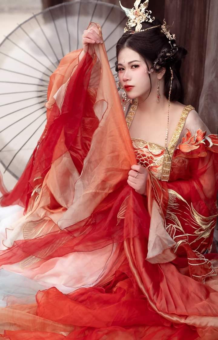 Purple Headdress and the Splendor of Traditional Hanfu:A Journey into the Realm of Purple Purple Headdress and the Splendor of Traditional Hanfu:A Journey into the Realm of Purple
