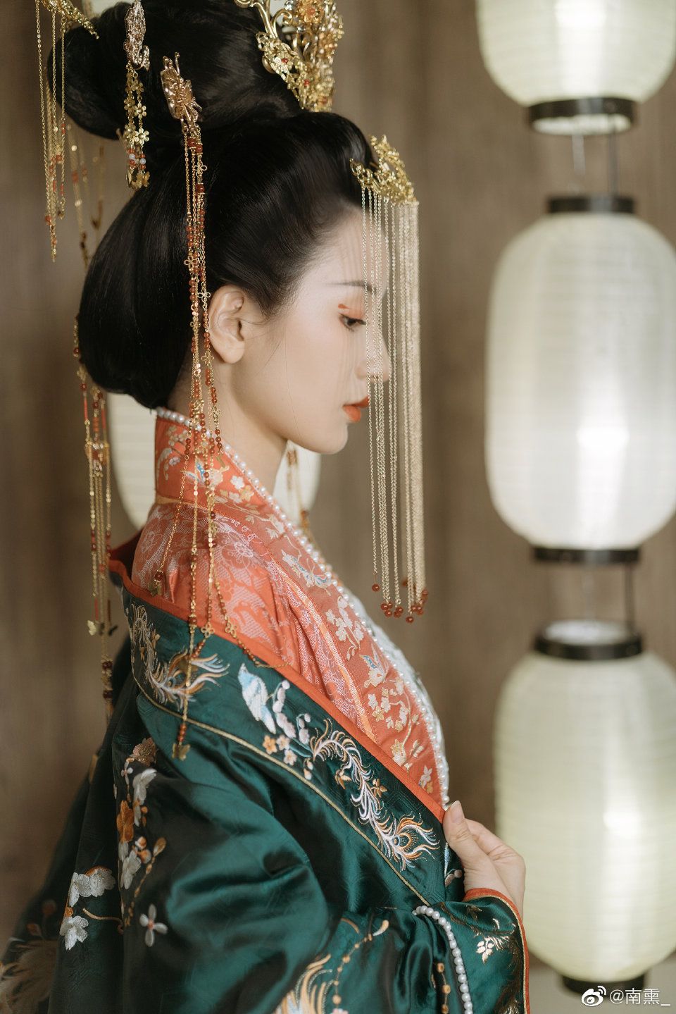 The Role of the Cheerful Mother-in-Law in a Traditional Chinese Wedding:The Qipao’s Elegance The Role of the Cheerful Mother-in-Law in a Traditional Chinese Wedding:The Qipao’s Elegance