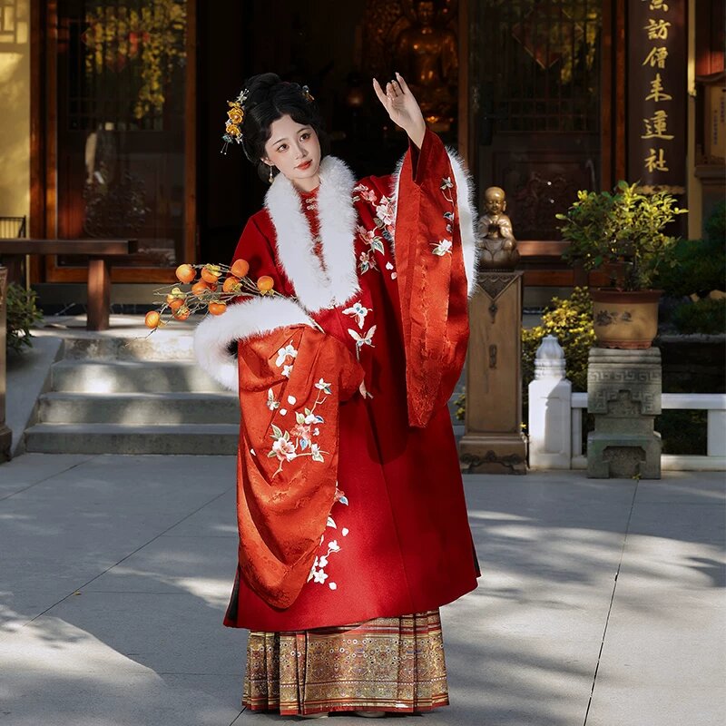 The Elegance of Hairpins and Cheongsam:A Cultural Journey Through Traditional Chinese Fashion The Elegance of Hairpins and Cheongsam:A Cultural Journey Through Traditional Chinese Fashion
