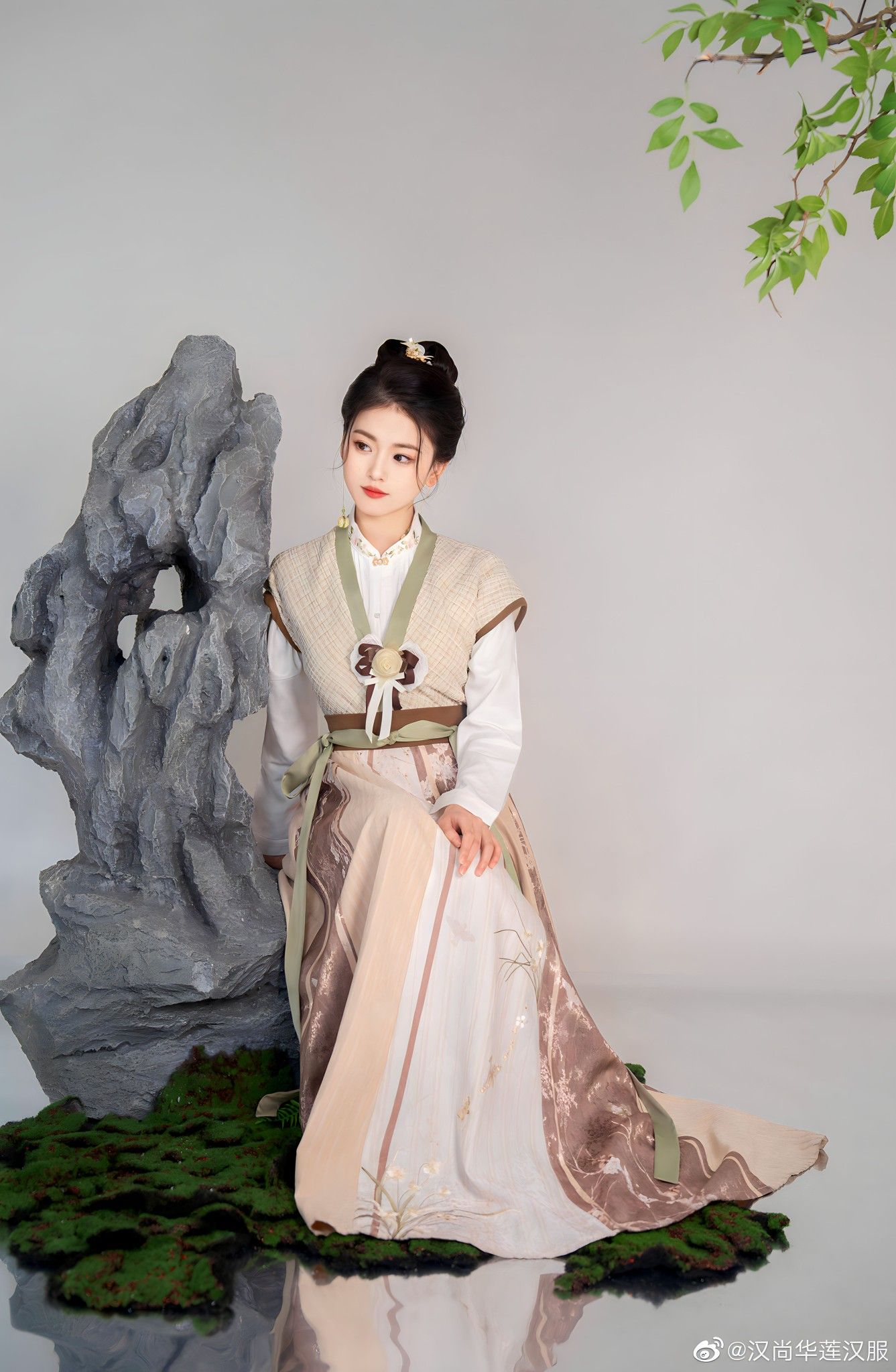 The Imperial Queen in Hanfu:Ancient Chinas Cultural Tapestry