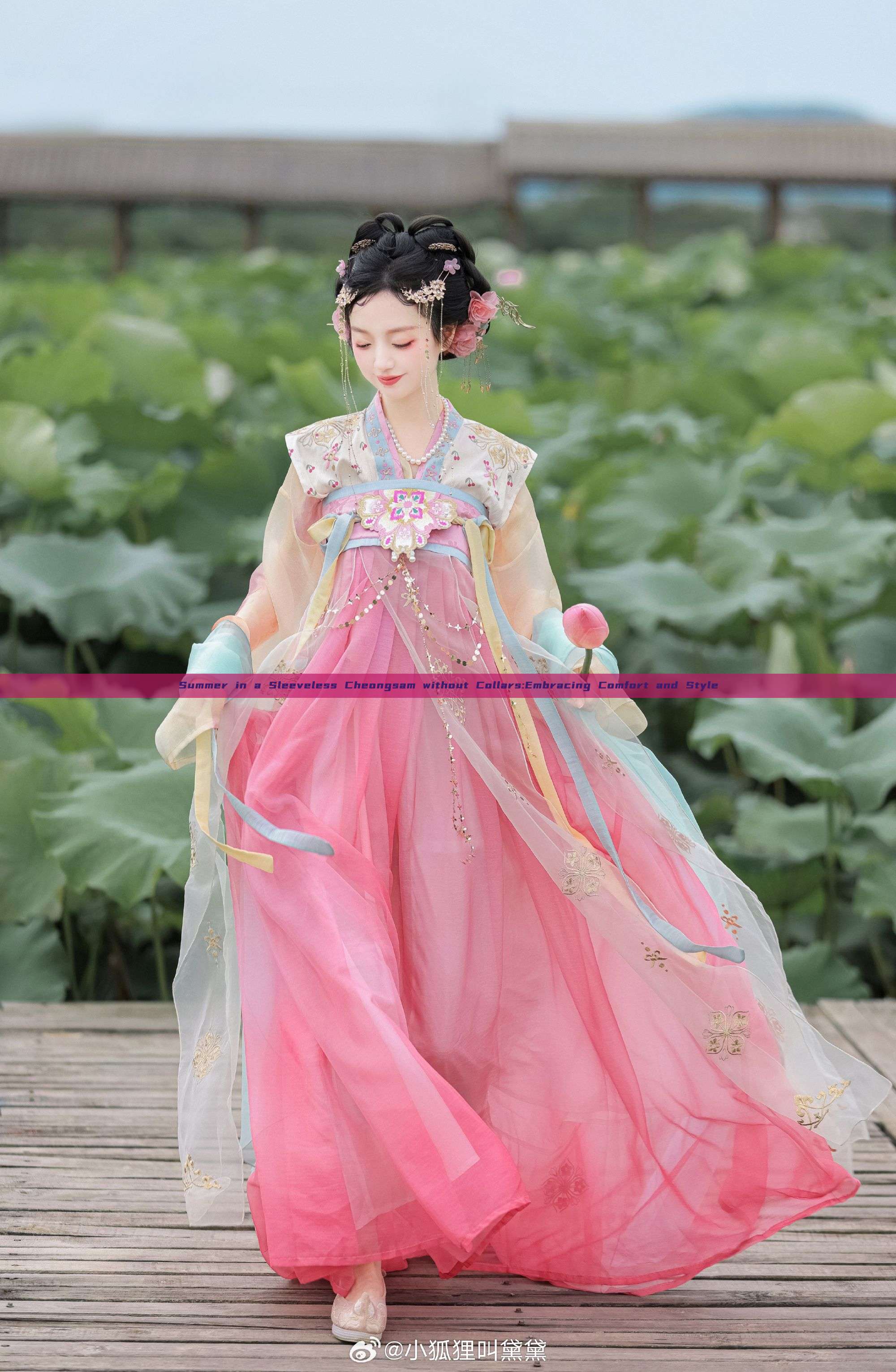 Summer in a Sleeveless Cheongsam without Collars:Embracing Comfort and Style Summer in a Sleeveless Cheongsam without Collars:Embracing Comfort and Style