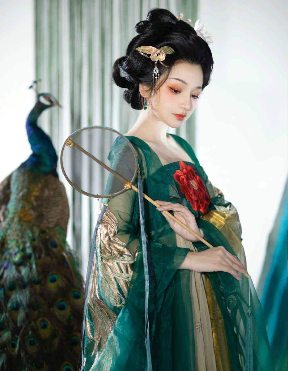 Moon Goddess in Traditional Hanfu:A Journey into Yizhis Realm of Cultural Splendor Moon Goddess in Traditional Hanfu:A Journey into Yizhis Realm of Cultural Splendor
