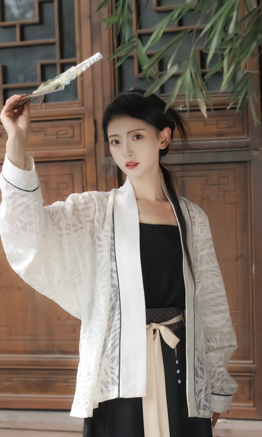 Ethereal Beauty in Traditional Chinese Fashion:The Enchanting Image of a Hanfu-Wearing Woman Ethereal Beauty in Traditional Chinese Fashion:The Enchanting Image of a Hanfu-Wearing Woman