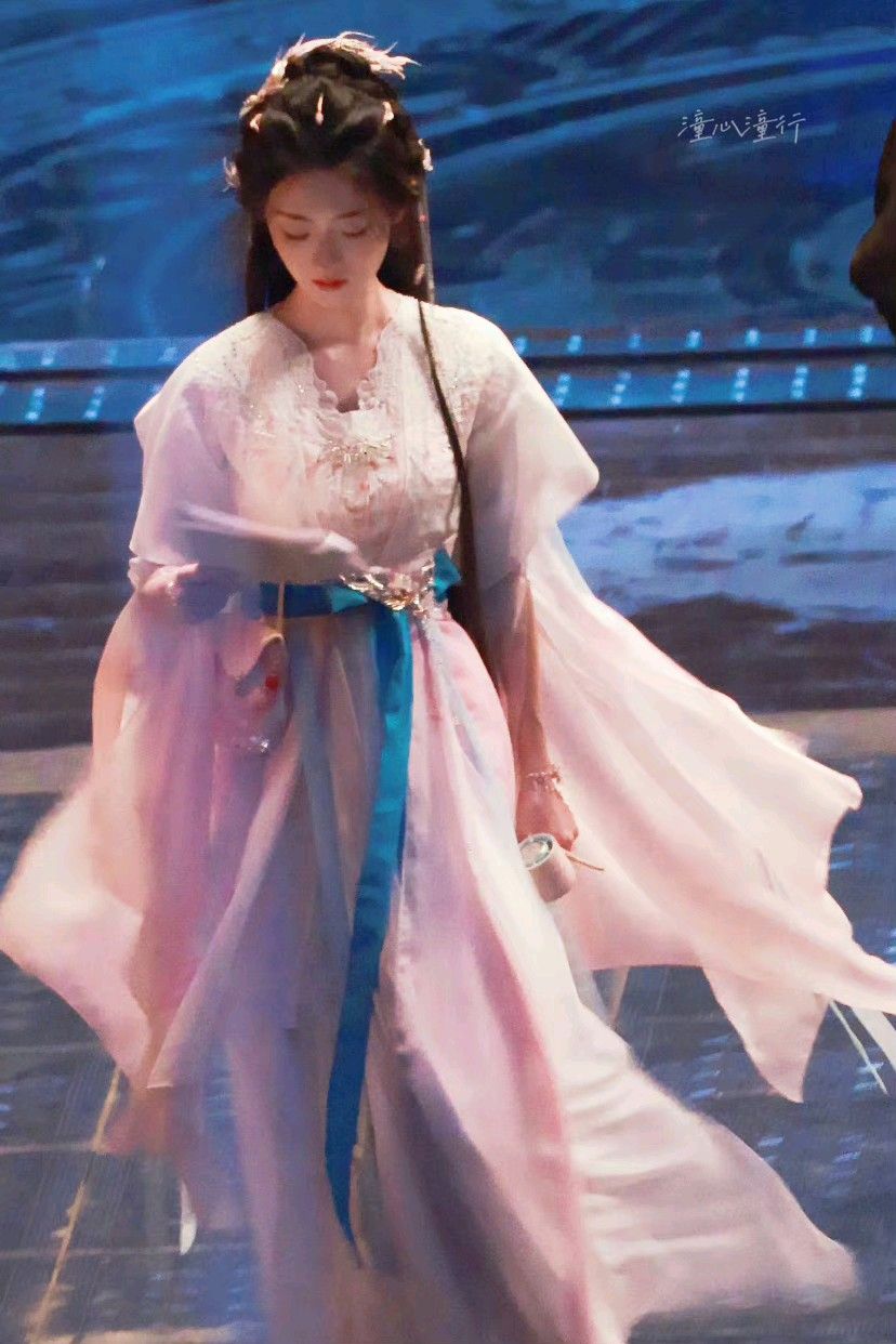 Elegant Women in Cheongsam and Fan Dance:High Beauty Quotient Elegant Women in Cheongsam and Fan Dance:High Beauty Quotient