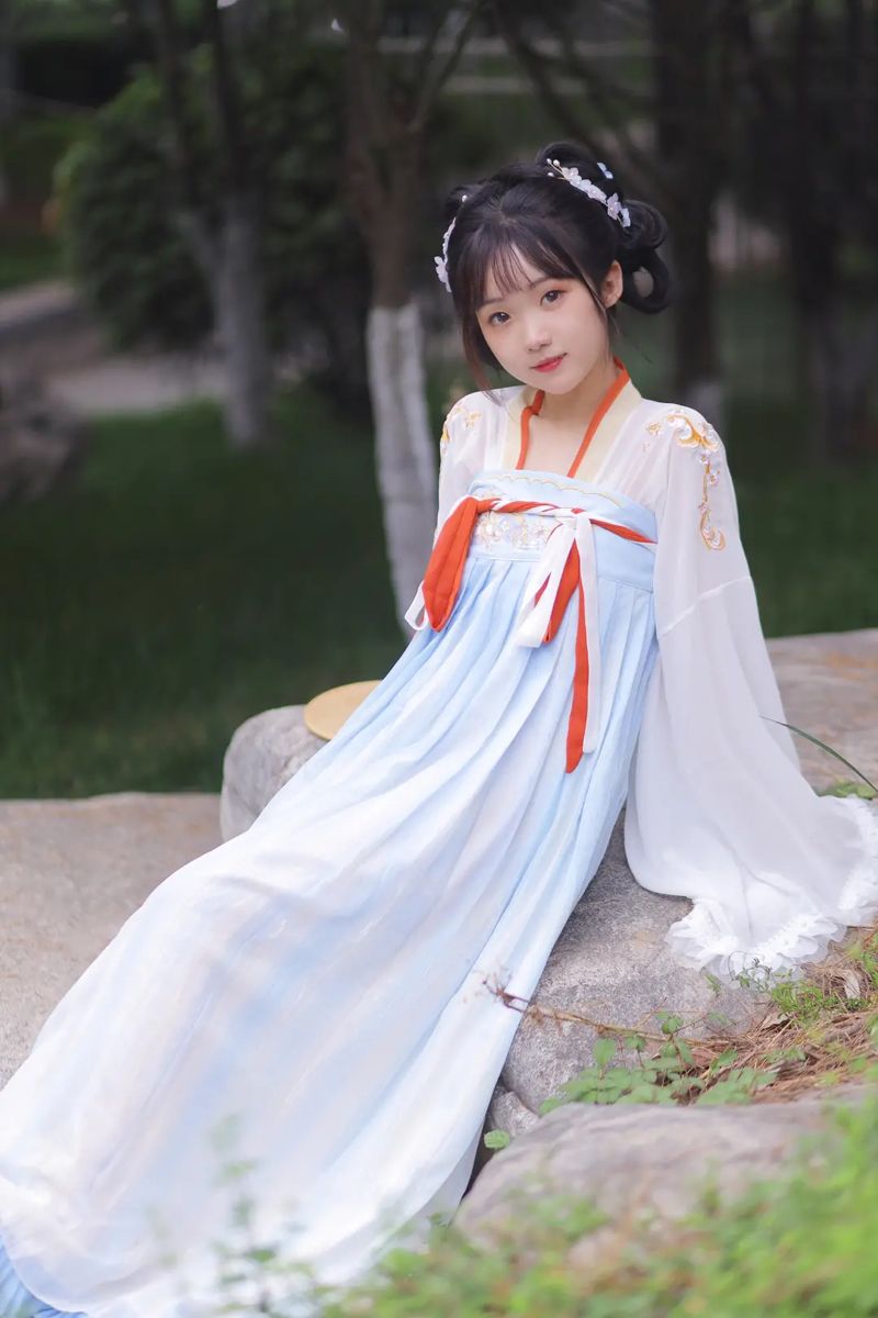 The Revival of Hanfu Fashion at the End of Summer:A Cultural Journey The Revival of Hanfu Fashion at the End of Summer:A Cultural Journey