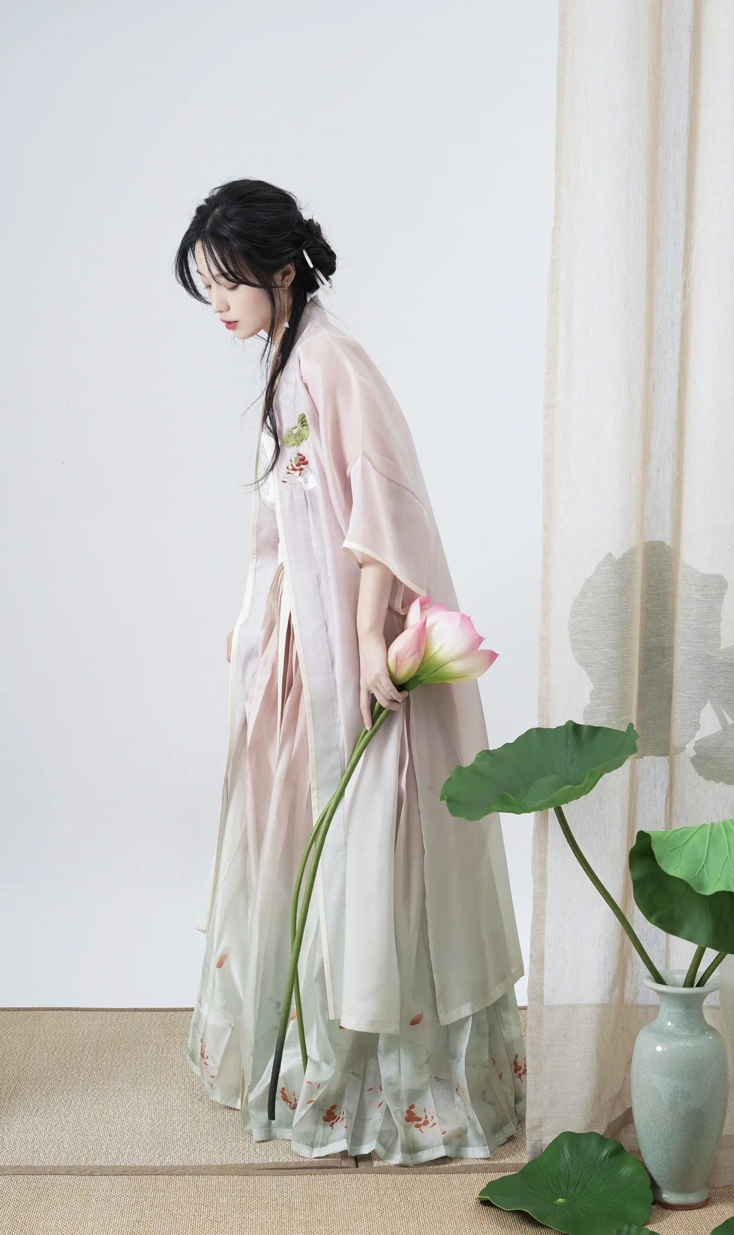 Daily Wear of a Petite Woman in a Cheongsam:Embracing the Traditional Elegance Daily Wear of a Petite Woman in a Cheongsam:Embracing the Traditional Elegance