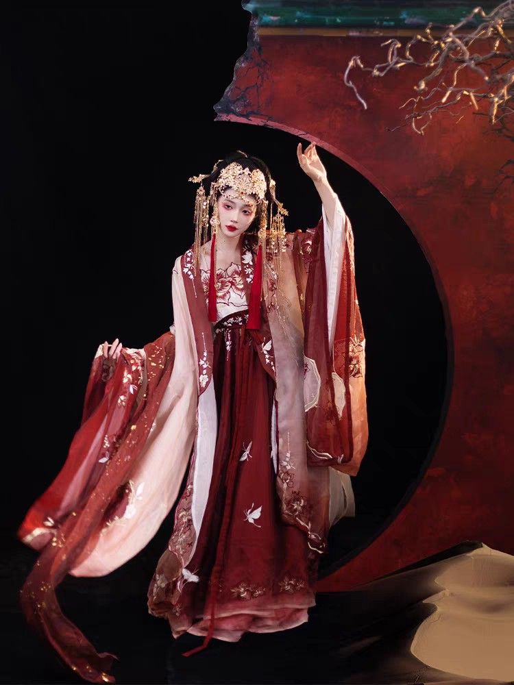 The Fusion of Traditional Chinese Fashion and Modern Sun Protection:The Story of Hanfu with Sunhats The Fusion of Traditional Chinese Fashion and Modern Sun Protection:The Story of Hanfu with Sunhats