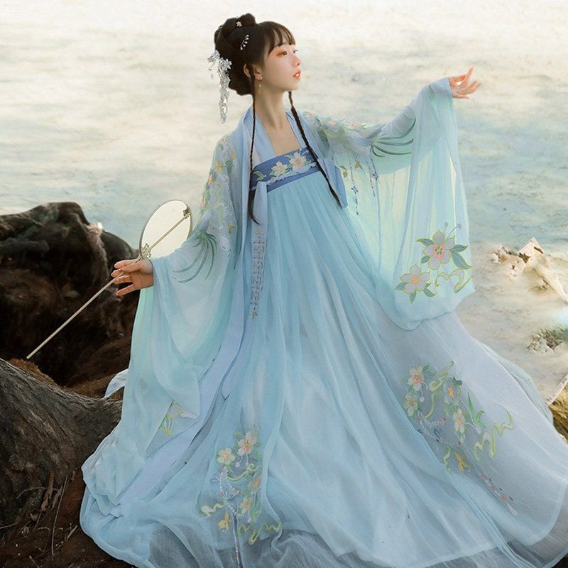 A Student in a Fairyland of Hanfu:Ancient Style and Modern Charm A Student in a Fairyland of Hanfu:Ancient Style and Modern Charm