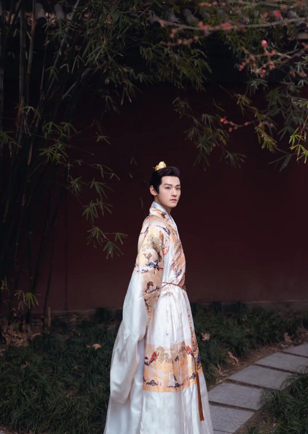 The Charm of a Black Cheongsam for a Petite,Curvier Lady The Charm of a Black Cheongsam for a Petite,Curvier Lady