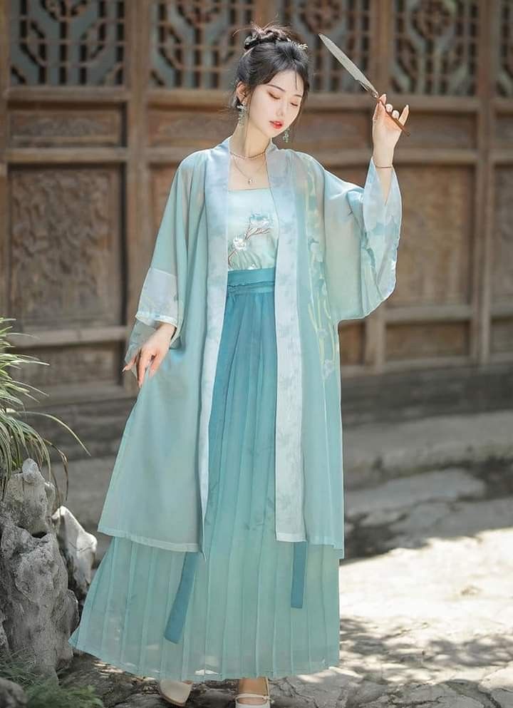 Modernizing Traditional Hanfu Fashion:A Maternal-Offspring Duo in Harmony Modernizing Traditional Hanfu Fashion:A Maternal-Offspring Duo in Harmony