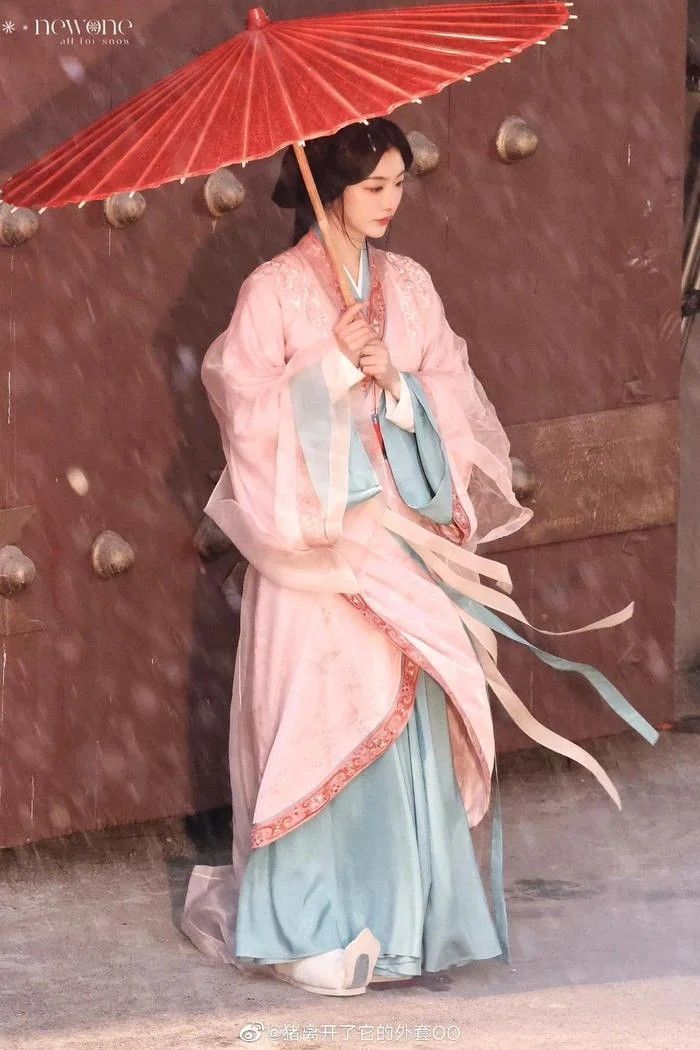 Embracing the New Chinese Tradition:Qipao as a Modern Engagement and Wedding Gown Embracing the New Chinese Tradition:Qipao as a Modern Engagement and Wedding Gown