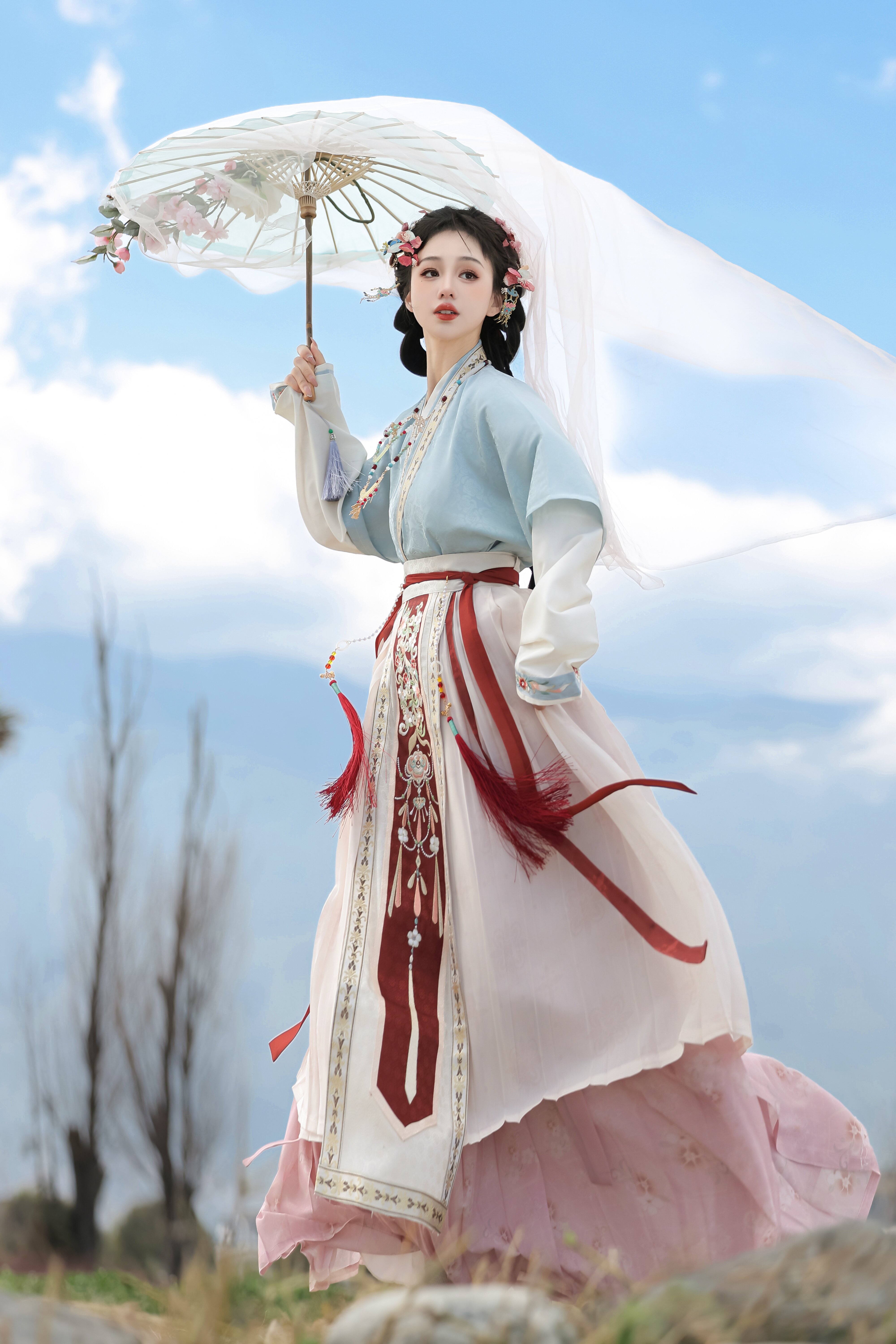 Embracing the New Wave:Fashionable Qipao Reimagined Embracing the New Wave:Fashionable Qipao Reimagined