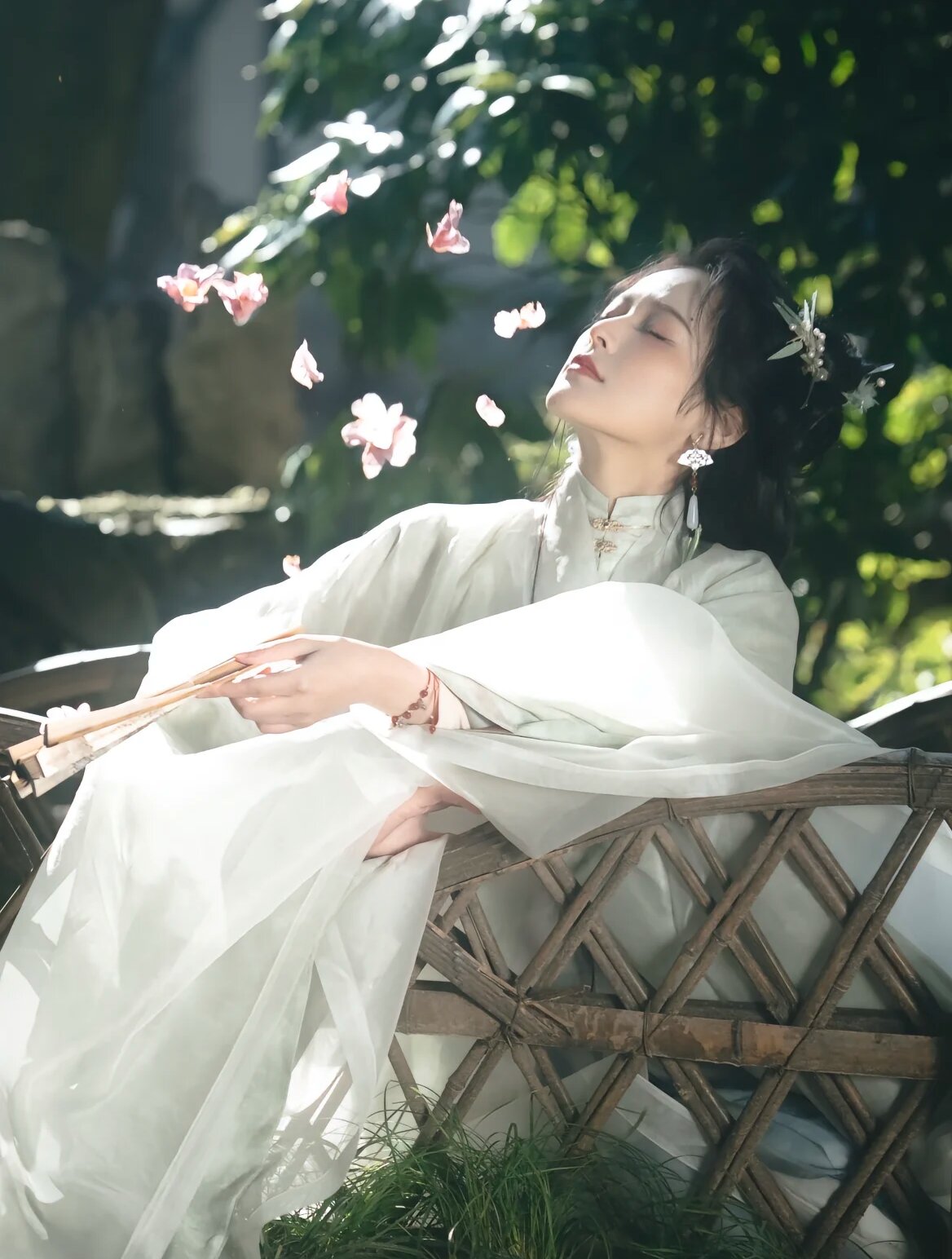 The Splendor of Tang-Era Hanfu:The披上袄 as a Symbol of Cultural Heritage The Splendor of Tang-Era Hanfu:The披上袄 as a Symbol of Cultural Heritage