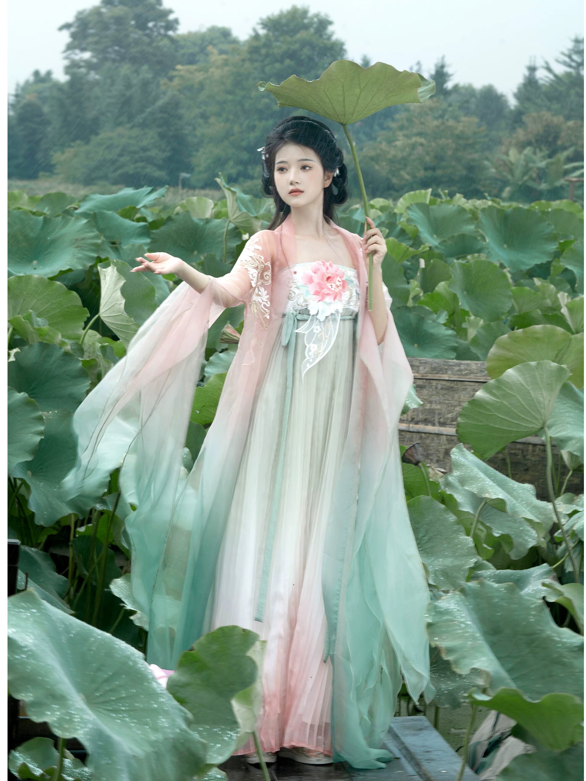 One-Year-Old Hanfu Baby Girl:The Joy of Her Journey into Traditional Beauty One-Year-Old Hanfu Baby Girl:The Joy of Her Journey into Traditional Beauty