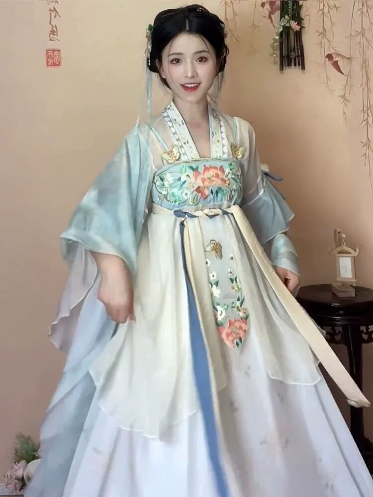 Modernizing Traditional Hanfu:Short-sleeved Daily Wear for Modern Times Modernizing Traditional Hanfu:Short-sleeved Daily Wear for Modern Times