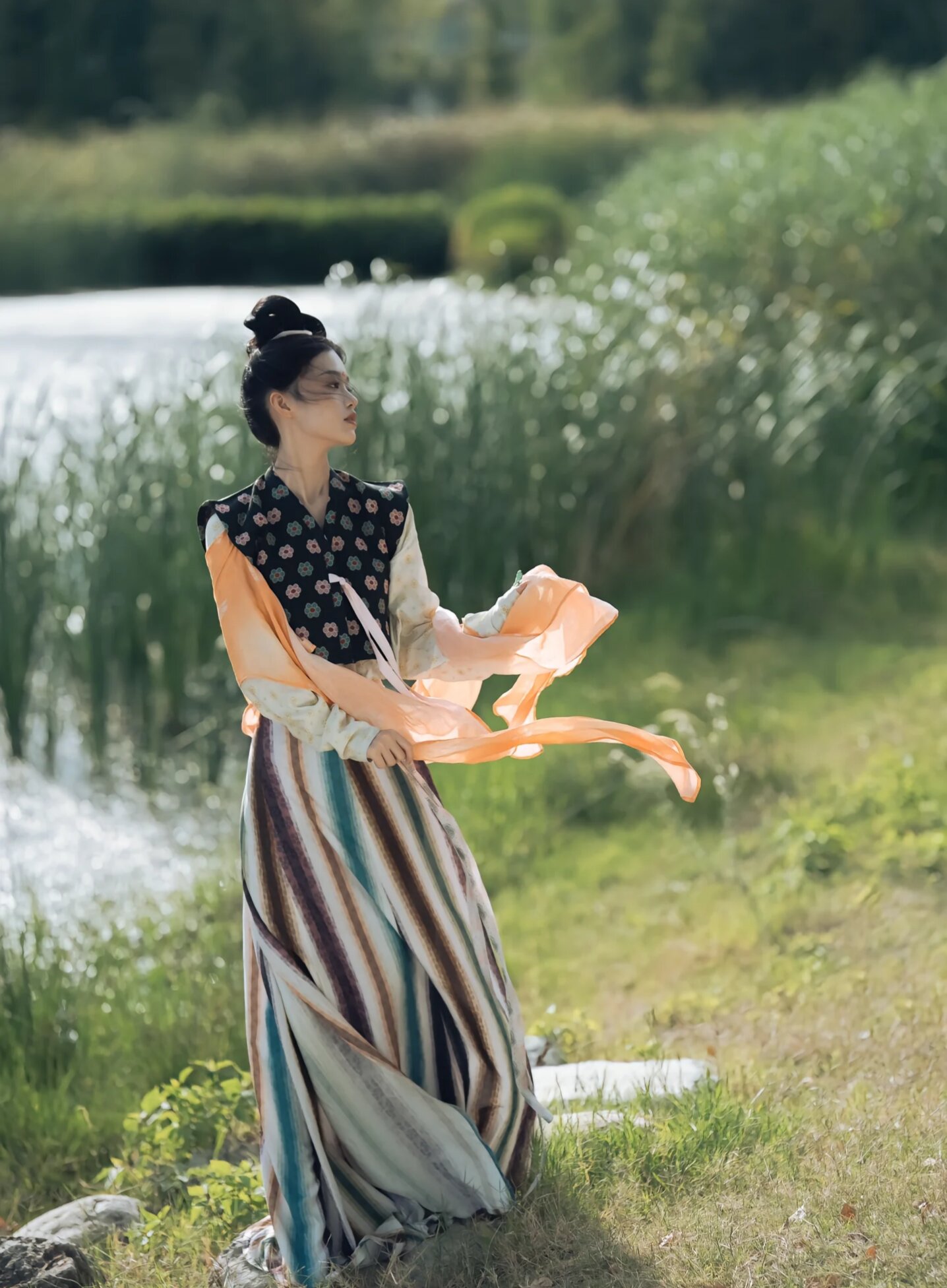 The Enchanting Beauty of Xianhe Gown:The Fusion of仙鹤(Crane)and Traditional Chinese Fashion The Enchanting Beauty of Xianhe Gown:The Fusion of仙鹤(Crane)and Traditional Chinese Fashion