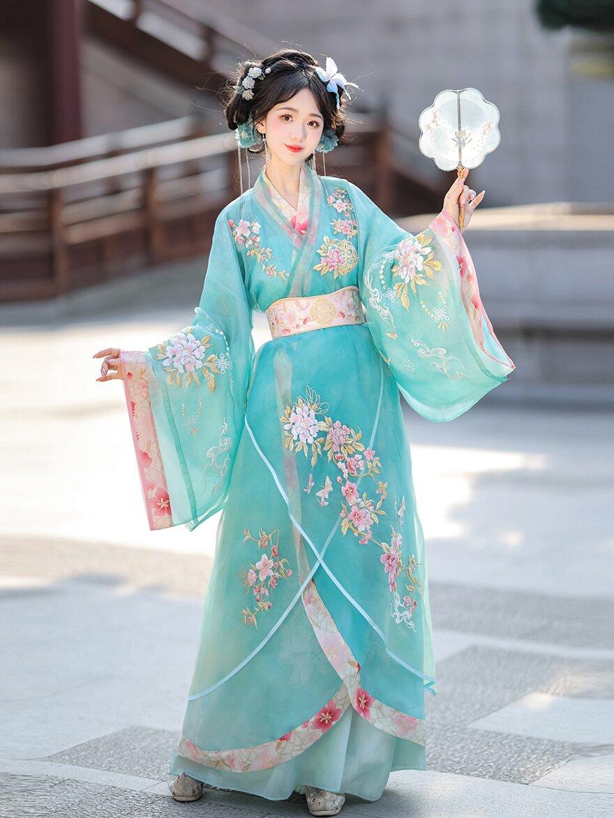 Plus-Size Hanfu Fashion for Winter:Styling Tips for 200-Pound Individuals Plus-Size Hanfu Fashion for Winter:Styling Tips for 200-Pound Individuals