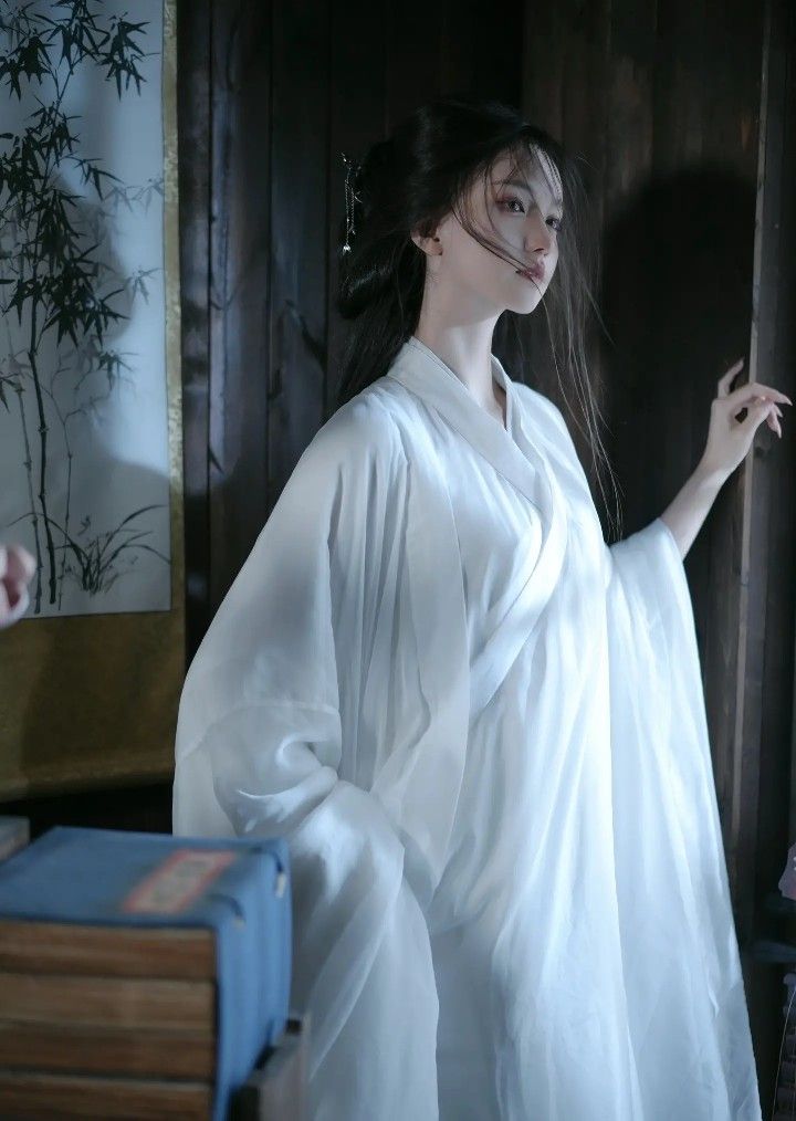 The Enigma of White Silk Silver Horseface Skirt:A Tale of Elegance and Tradition The Enigma of White Silk Silver Horseface Skirt:A Tale of Elegance and Tradition
