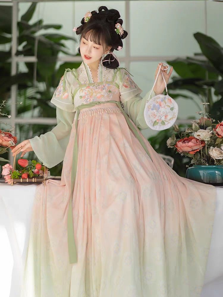 Red Cheongsam Two-Piece Set:A Closer Look at its Elegance and Style Red Cheongsam Two-Piece Set:A Closer Look at its Elegance and Style