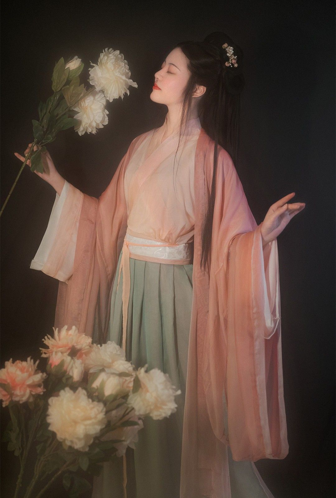 The Rise of the Offbeat Qipao:A Journey into the Essence of Traditional Chinese Elegance The Rise of the Offbeat Qipao:A Journey into the Essence of Traditional Chinese Elegance